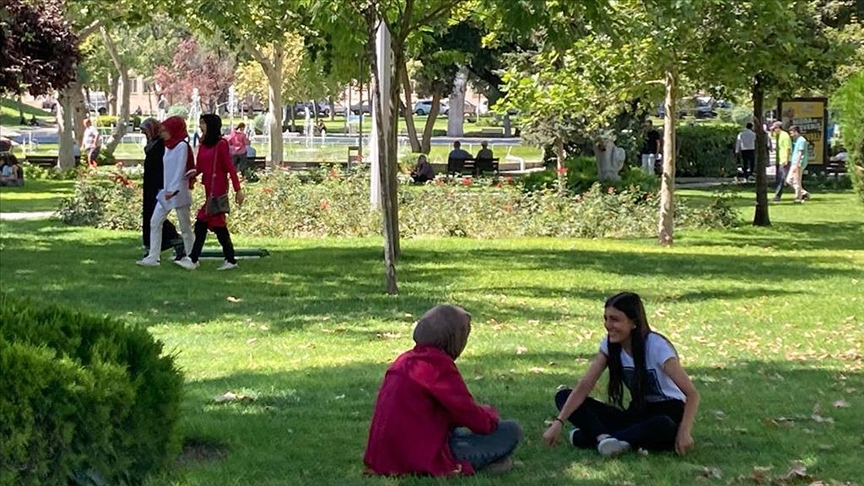 Konya'da aşırı sıcaktan bunalanlar park ve bahçelerde serinledi 