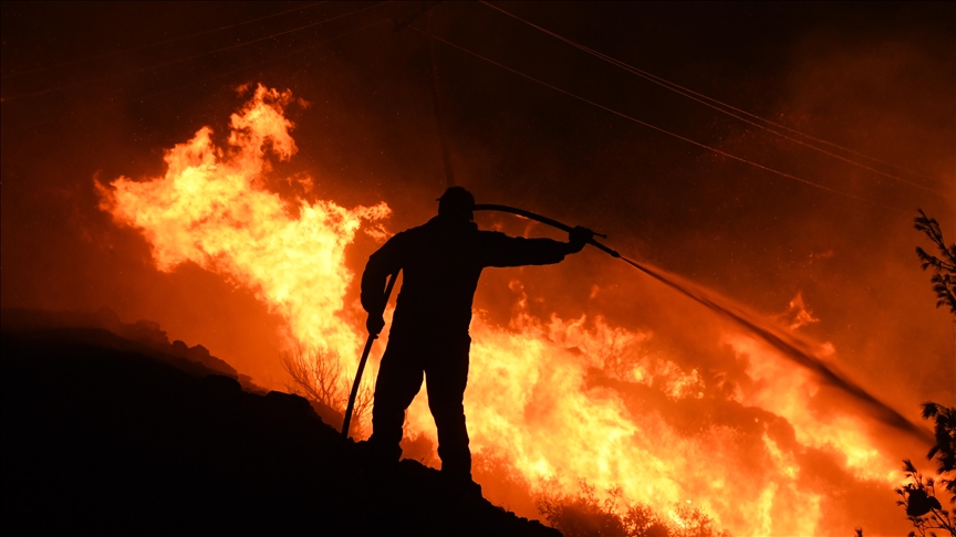 Incendio forestal arrasa el noreste de Grecia por cuarto día mientras se reporta uno nuevo cerca de Atenas