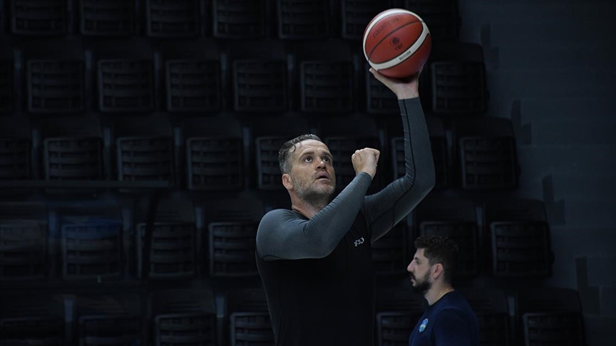 Tecrübeli basketbolcu Oğuz Savaş, deneyimiyle yeni takımına katkı sağlama peşinde