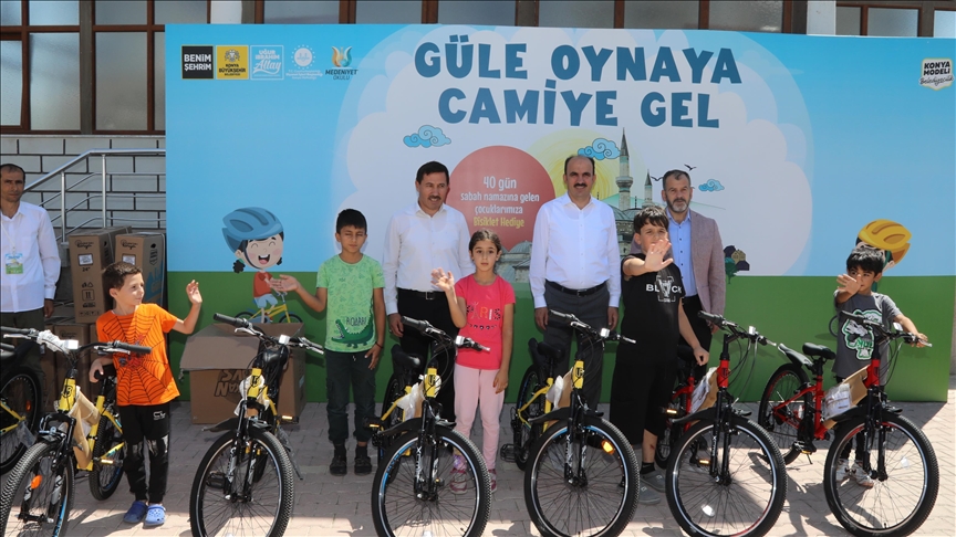 Türkiye: Les enfants les plus assidus à la prière dans la mosquée remportent un vélo 
