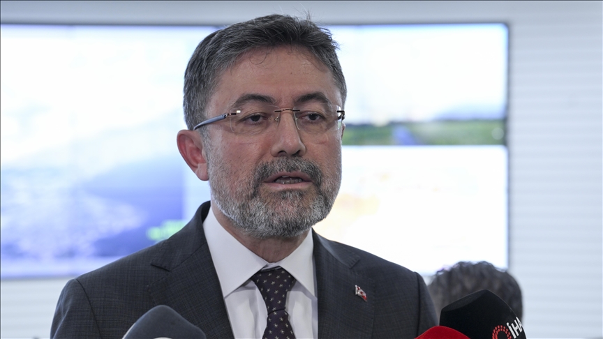 Tarım ve Orman Bakanı Yumaklı: Yangın Çanakkale şehir merkezini teğet geçer halde ilerliyor