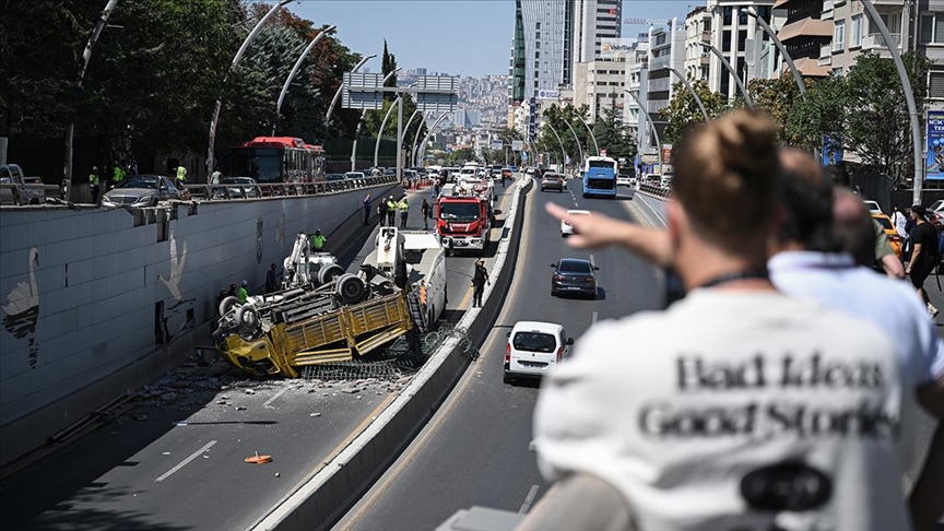 Ankara'da kamyon alt geçitteki hafif ticari aracın üzerine devrildi
