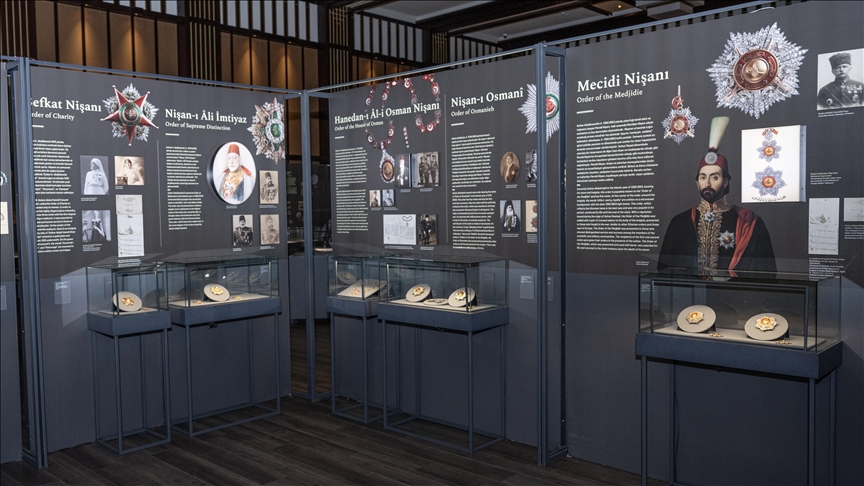 "فن القوة".. إقبال كبير على معرض العملات والأوسمة بأنقرة