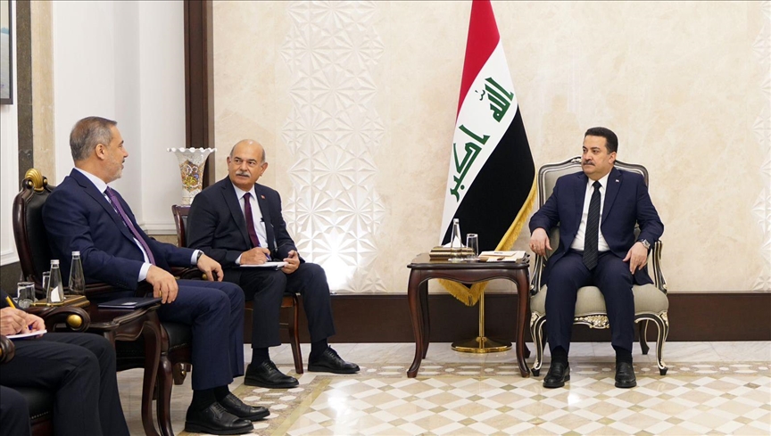 Глава МИД Турции встретился в Багдаде с премьером Ирака