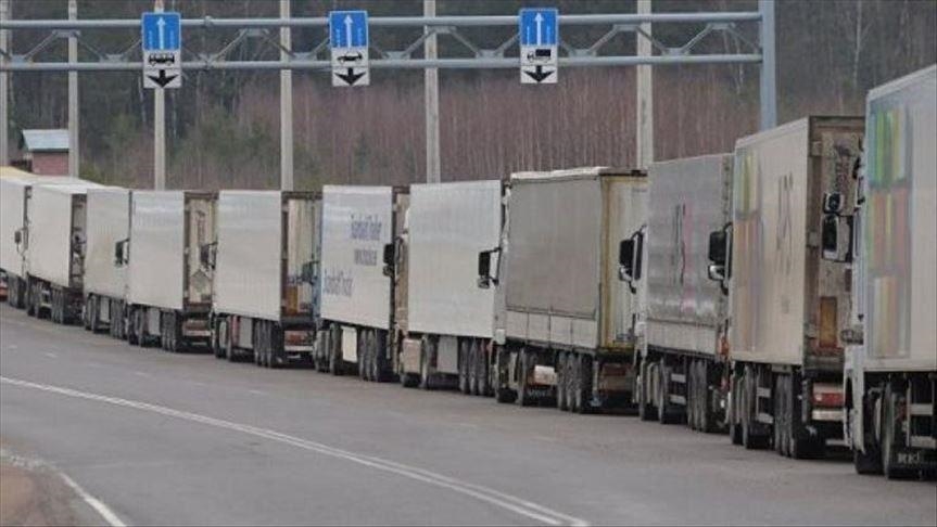 На границе Казахстана и Кыргызстана сохраняется километровая очередь из фур