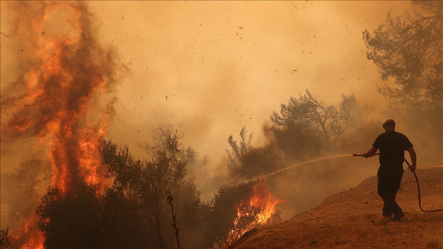 Incendio forestal alrededor de Atenas, Grecia, provoca más evacuaciones