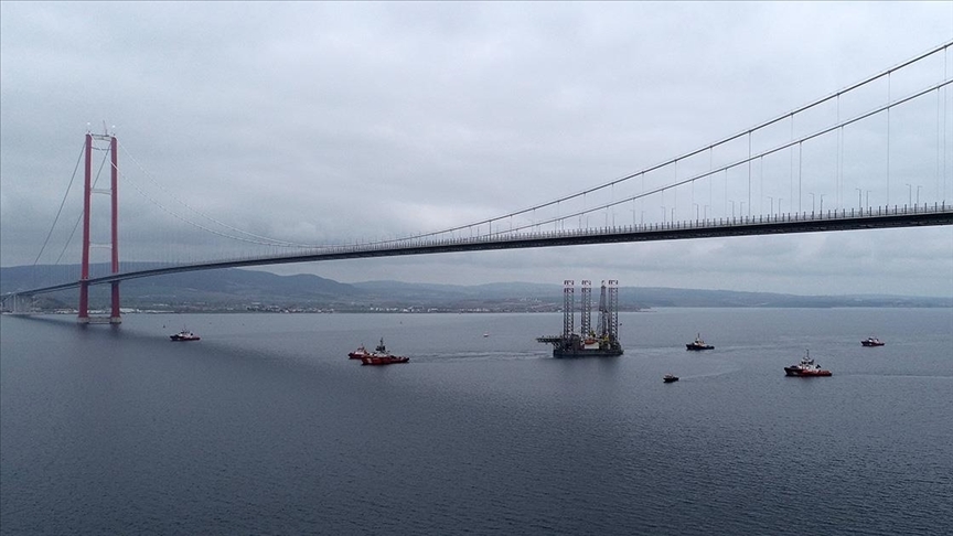 Çanakkale Boğazı gemi trafiğine saat 22.00'da tek yönlü açılacak