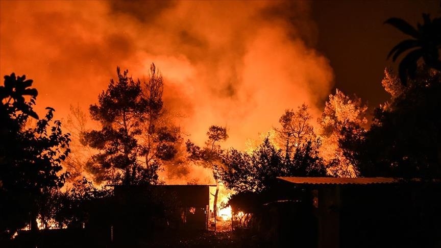 Banyak warga dievakuasi akibat kebakaran hutan di sekitar ibu kota Yunani