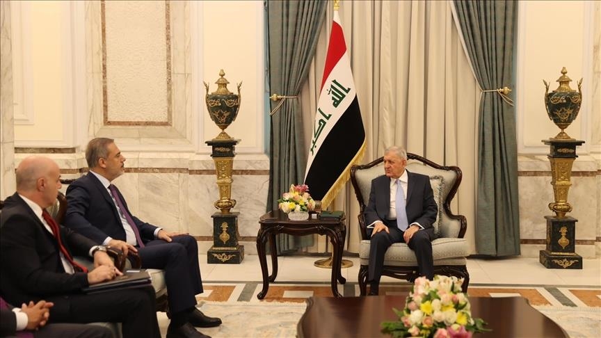Глава МИД Турции встретился в Багдаде с президентом Ирака