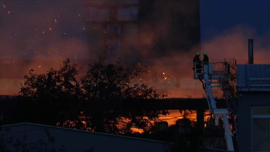 UPDATE - BiH: Požar u fabrici u Banjaluci i dalje gori