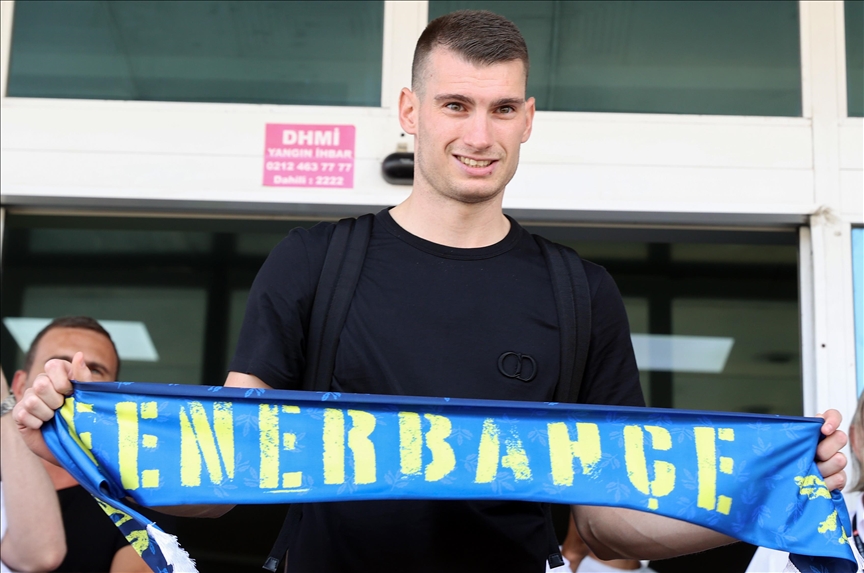 Transfer u Fenerbahce: Livaković doputovao u Istanbul 