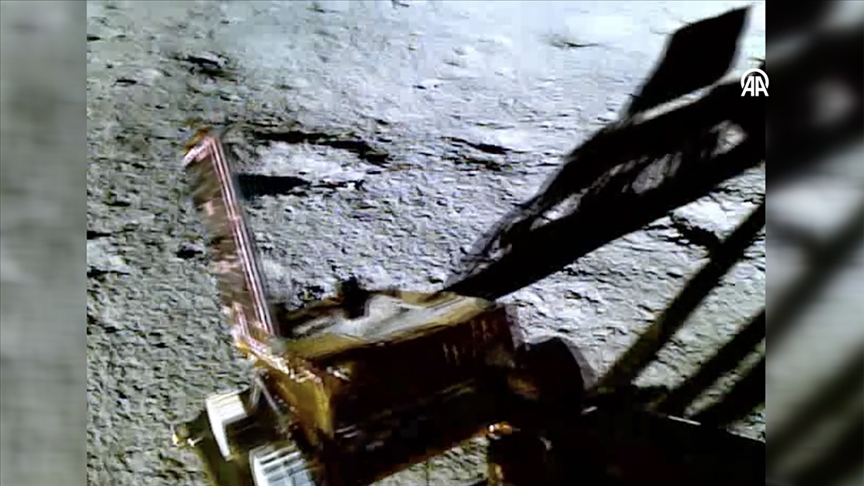 Hindistan'a ait Chandrayaan-3 uzay keşif aracının Ay'daki ilk görüntüleri yayımlandı