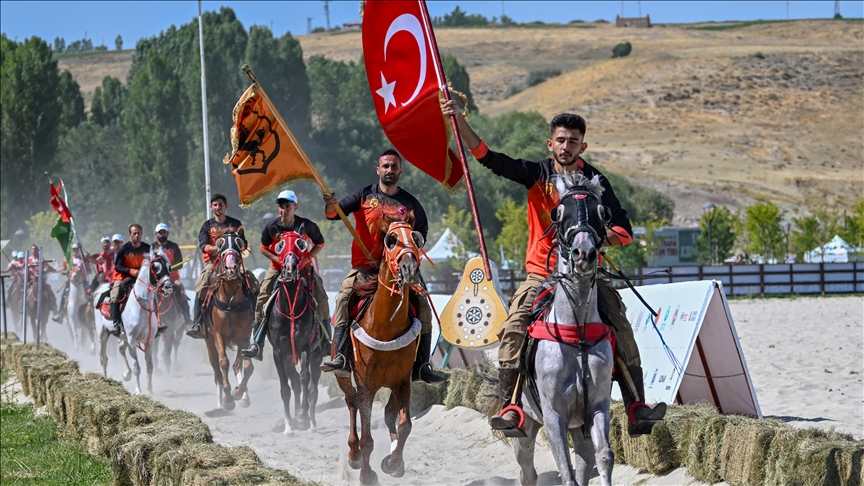 Muş ve Bitlis'te Malazgirt Zaferi'nin 952. yıl dönümü coşkusu yaşanıyor