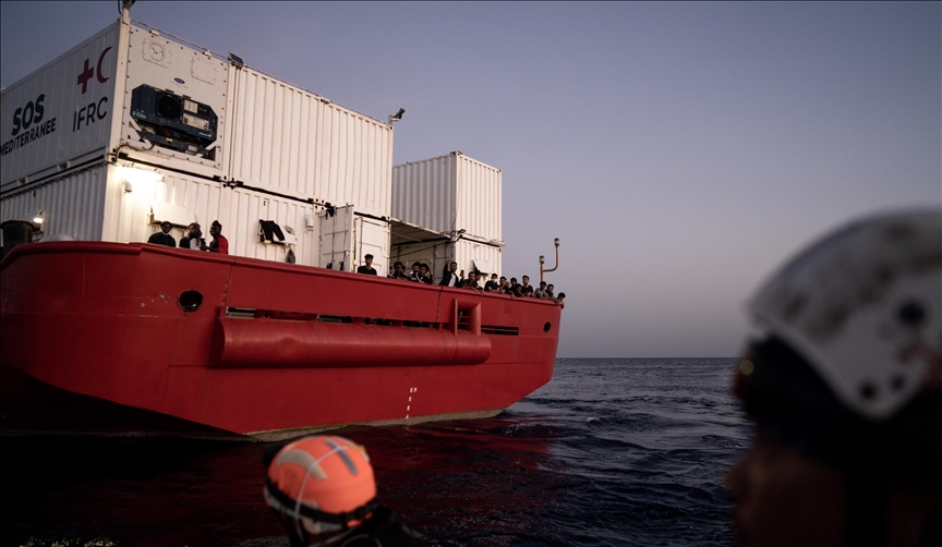 En mer Méditerranée, le navire humanitaire « Ocean Viking » porte secours à 438 migrants en détresse