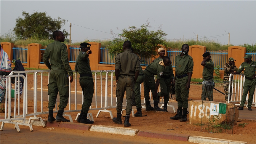 Demonstranten drohen, den französischen Militärstützpunkt und die französische Botschaft in Niger zu stürmen