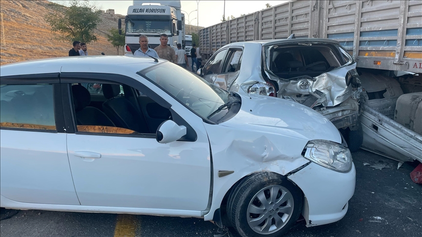 Li Şanliurayê 9 wesayîtan li hev xist, 5 kes birîndar bûn
