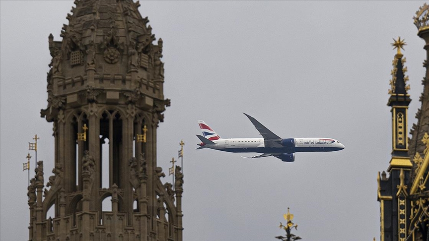 Teknik aksaklık nedeniyle İngiltere hava sahasındaki uçuşlarda aksamalar yaşanıyor
