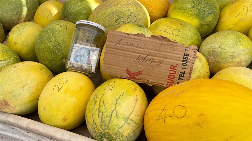 Müşterilerine güvenen çiftçi tezgahtaki ürünlerini "kendiniz alın" notuyla satışa sunuyor