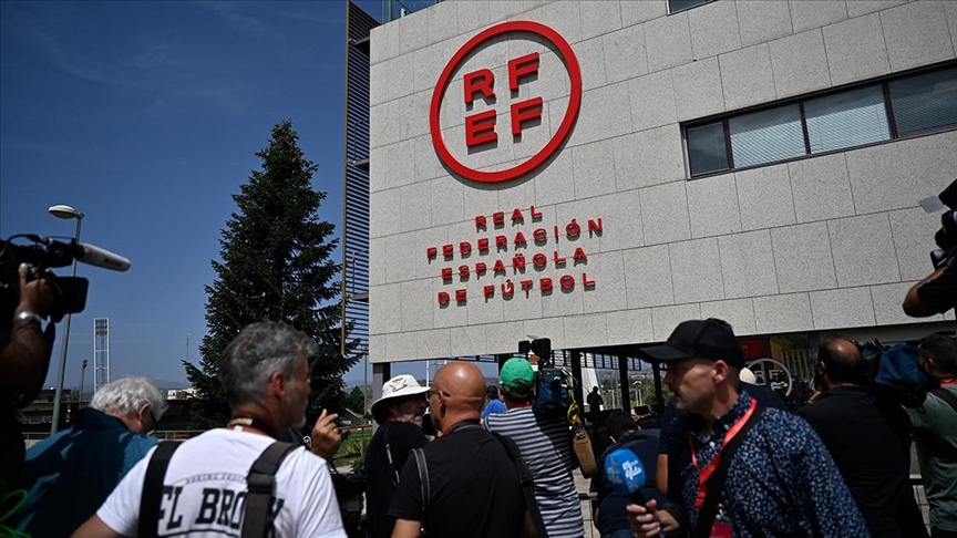 İspanya'da görevden alınan Futbol Federasyonu Başkanı Rubiales'le ilgili tartışmalar sürüyor