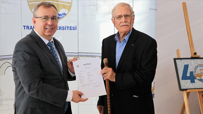 Arkeoloji bölümünü kazanan Edirneli "filozof hurdacı"nın kaydını Rektör Tabakoğlu yaptı