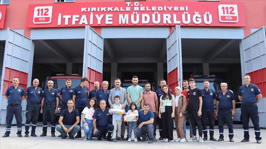 Depremzede kardeşler, kendilerini enkazdan çıkaran itfaiye personeliyle buluştu