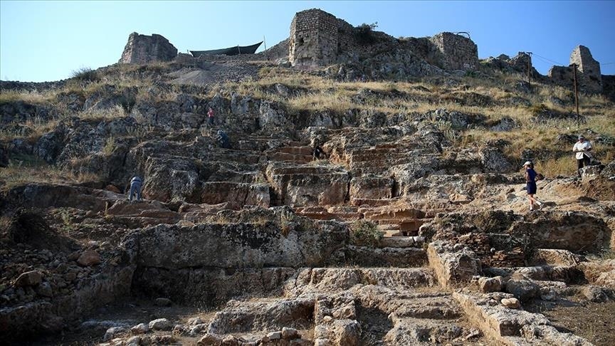 Türkiye: Découverte d’un théâtre et d’une route lors des fouilles du château de Fethiye à Mugla (sud-ouest)