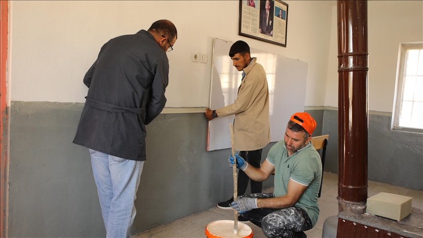 Van'da öğretmen ve öğrenciler kırsal mahalledeki okulu yeni eğitim yılına hazırladı