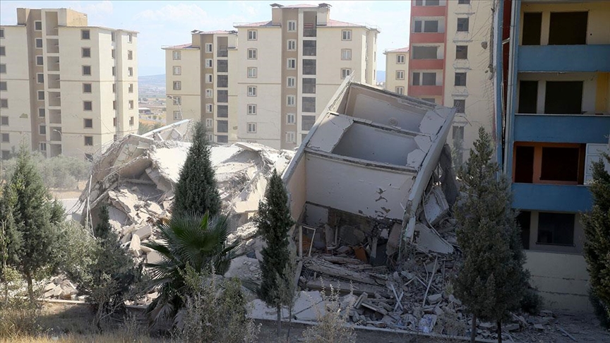 Kahramanmaraş'ta ağır hasarlı 11 katlı bina patlayıcı yardımıyla yıkıldı