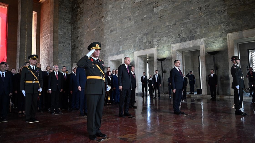 Cumhurbaşkanı Erdoğan başkanlığındaki devlet erkanı, Anıtkabir'i ziyaret etti