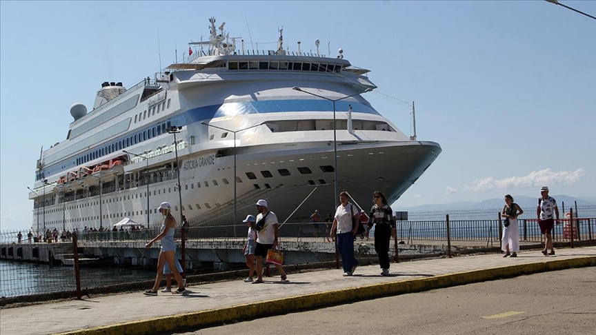 Doğal liman kenti Sinop, kruvaziyer turizmiyle yabancı turistleri ağırlamayı sürdürüyor