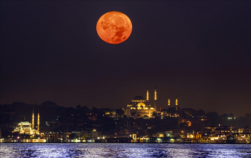 Istanbul: Magični prizori Supermjeseca u gradu na dva kontinenta