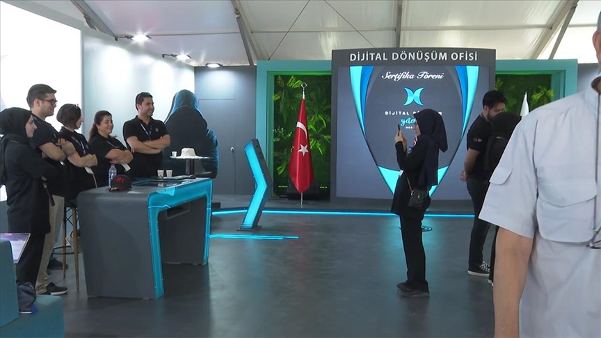 Dijital Dönüşüm Yetenek Merkezinde eğitimini tamamlayanlar sertifikalarını TEKNOFEST'te aldılar