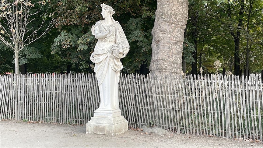 Paris'in en eski yeşil alanı Tuileries Bahçesi heykelleriyle bir açık hava müzesi