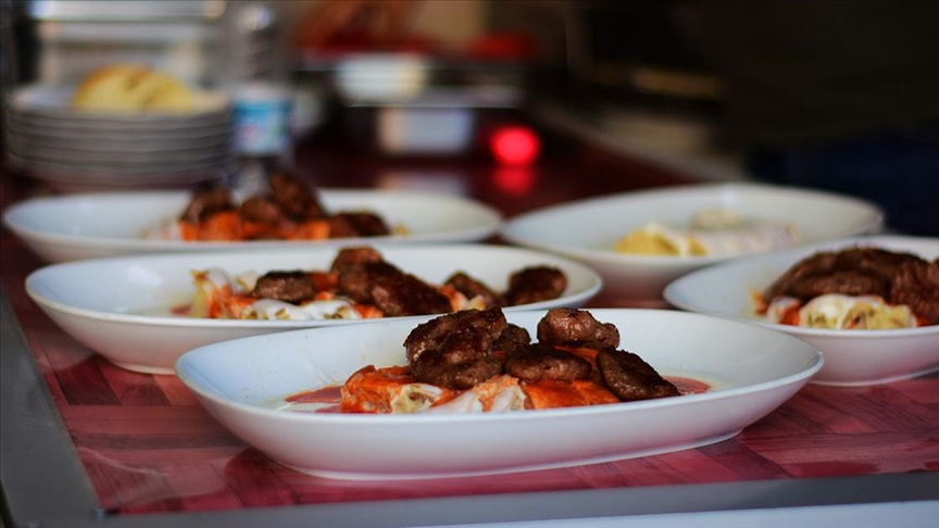 Eskişehirli Fahrettin Usta 44 yıldır "ütüyle" balaban kebabı yapıyor