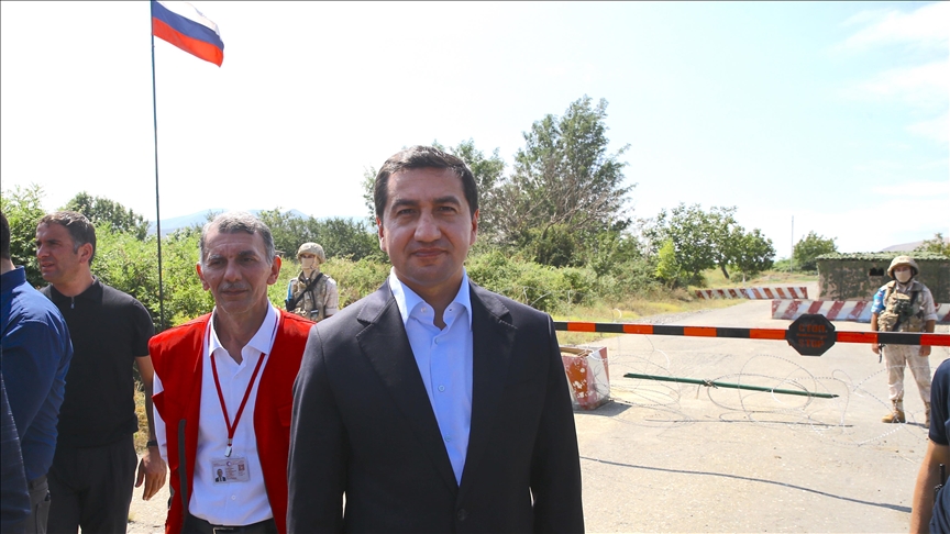 Azerbaycan'ın Karabağ'daki Ermeniler için gönderdiği yardım tırları, Rus güçlerinin kontrol noktasında bekliyor