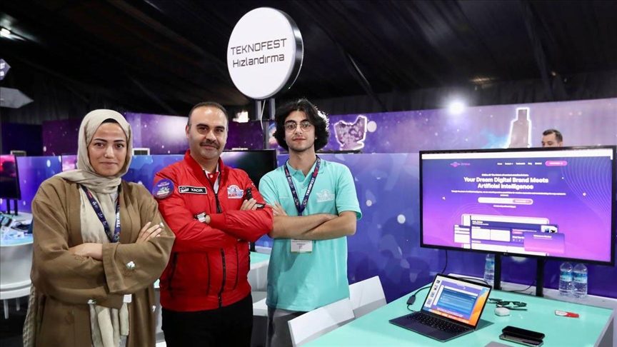 Bakan Kacır, 2017'de geliştirdiği projeyle birincilik alan genç ile TEKNOFEST'te karşılaştı