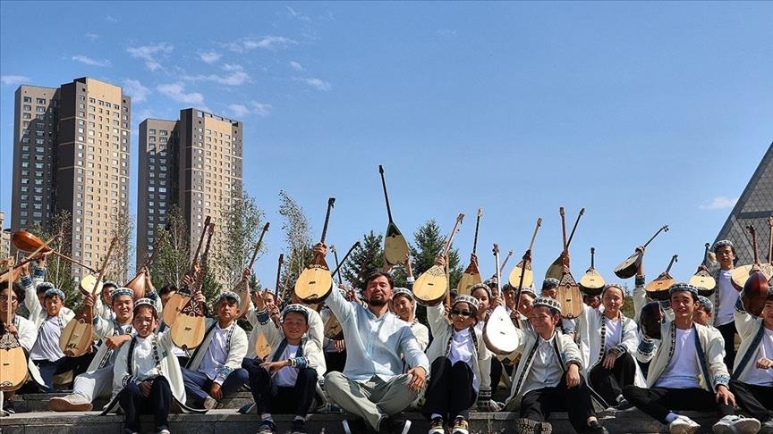 Kazakhstan: Il apprend à des centaines d'enfants à jouer de la dombra