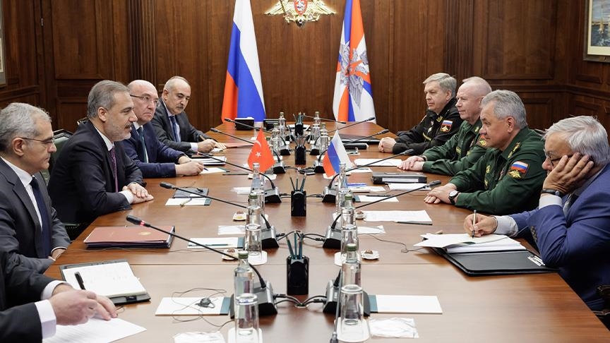 فيدان يلتقي وزير الدفاع الروسي