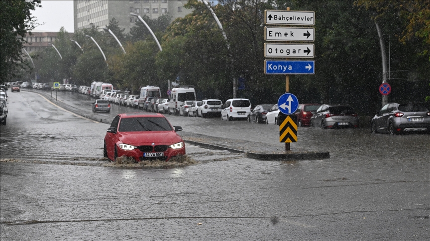 Nevrijeme u Ankari: Dijelovi ulica pod vodom, problemi u saobraćaju