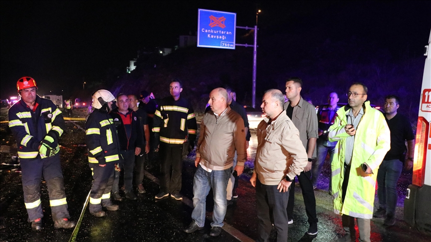 Denizli'de kamyon ile otobüsün çarpıştığı kazada ölenlerin sayısı 7'ye yükseldi