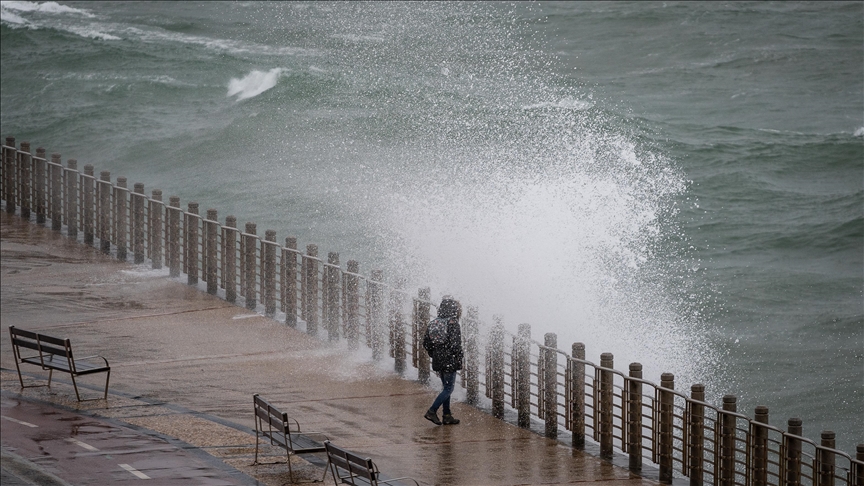 Se ha aconsejado a millones de personas en España que se queden en casa mientras la tormenta azota gran parte del país.