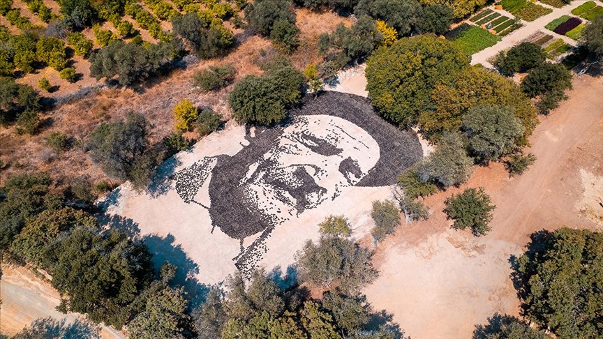 Aşık Veysel'in vefatının 50. yılında Bodrum'da topraktan dev portresi yapıldı