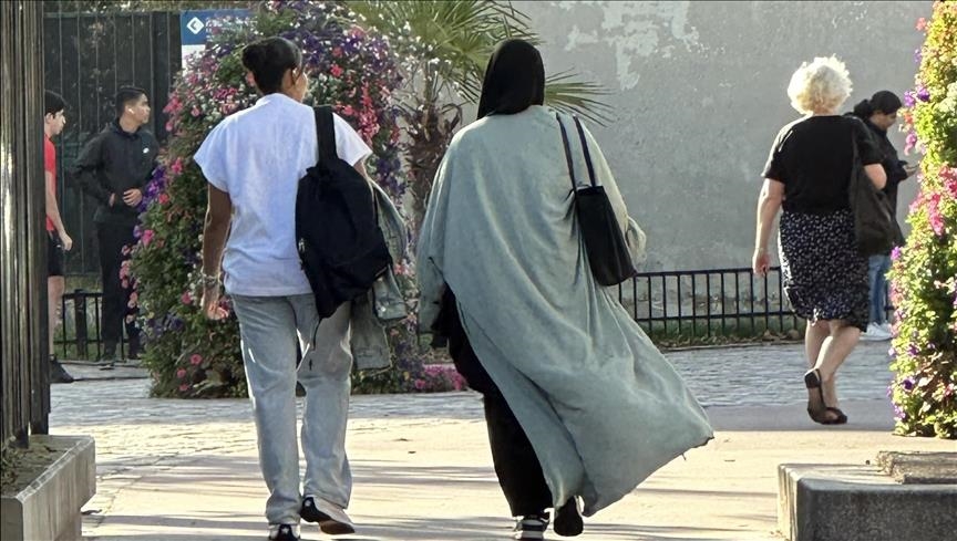 Al menos 77 estudiantes musulmanas se niegan a renunciar a su abaya pese a prohibición en Francia