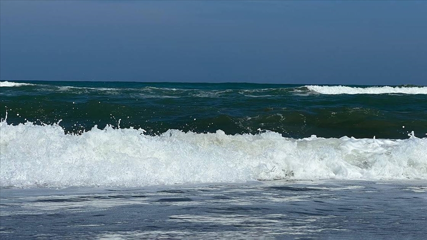 Swimming in the sea is prohibited due to waves and rip currents in Sakarya