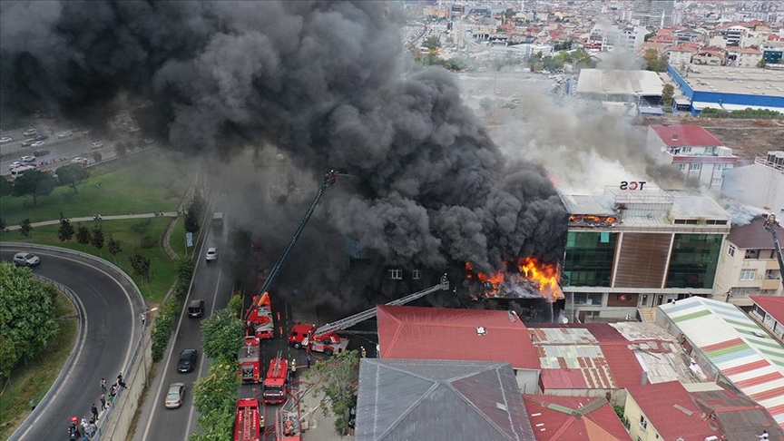 Ataşehir'de bir binada çıktıktan sonra 4 binaya daha sıçrayan yangın söndürüldü