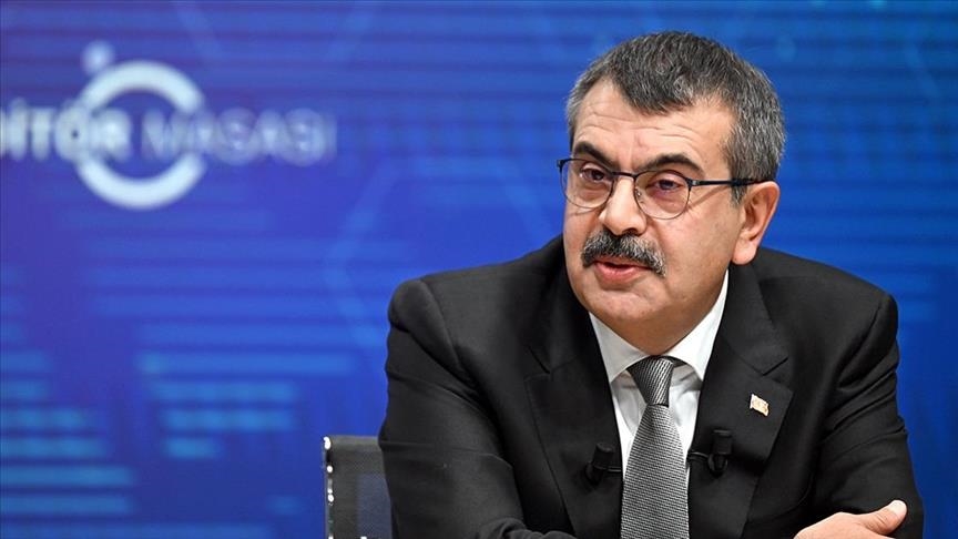 Wezîrê Perwerdeya Neteweyî Tekîn: Li dibistanan ne bihayê qeydkirinê û ne jî bexşa mecburî heye