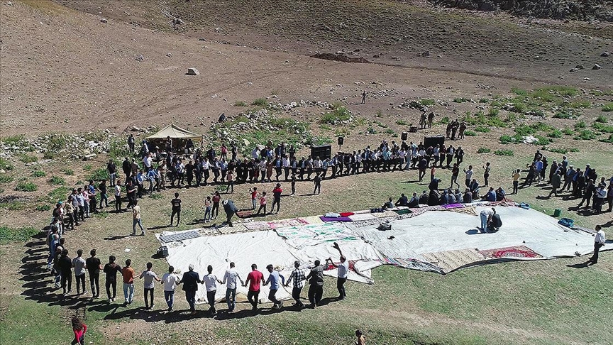 Van'da besiciler yayla yolunun açılışını halay çekerek kutladı