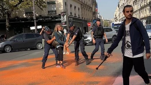 France Des Militants écologistes Aspergent Les Abords De Lelysée Avec De La Peinture Orange