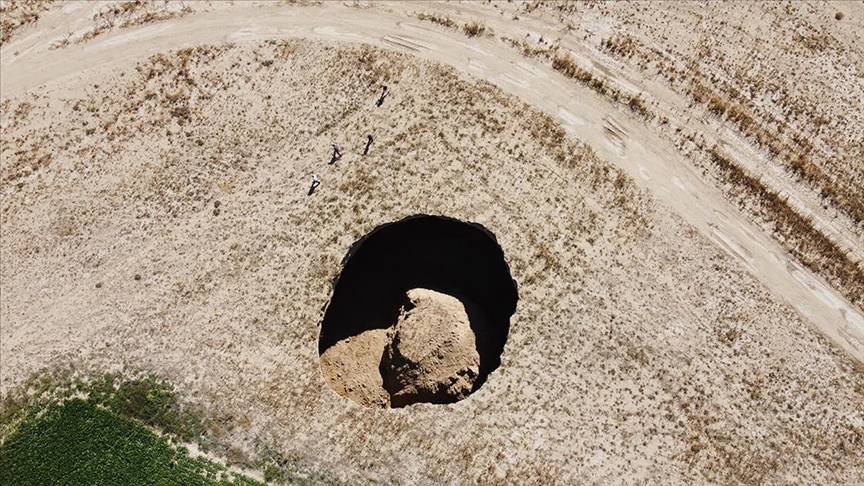 Konya'da 40 metre çapında, 70 metre derinliğinde obruk oluştu