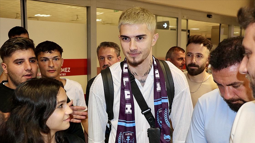 Trabzonspor'un kiraladığı Berat Özdemir, Trabzon'a geldi